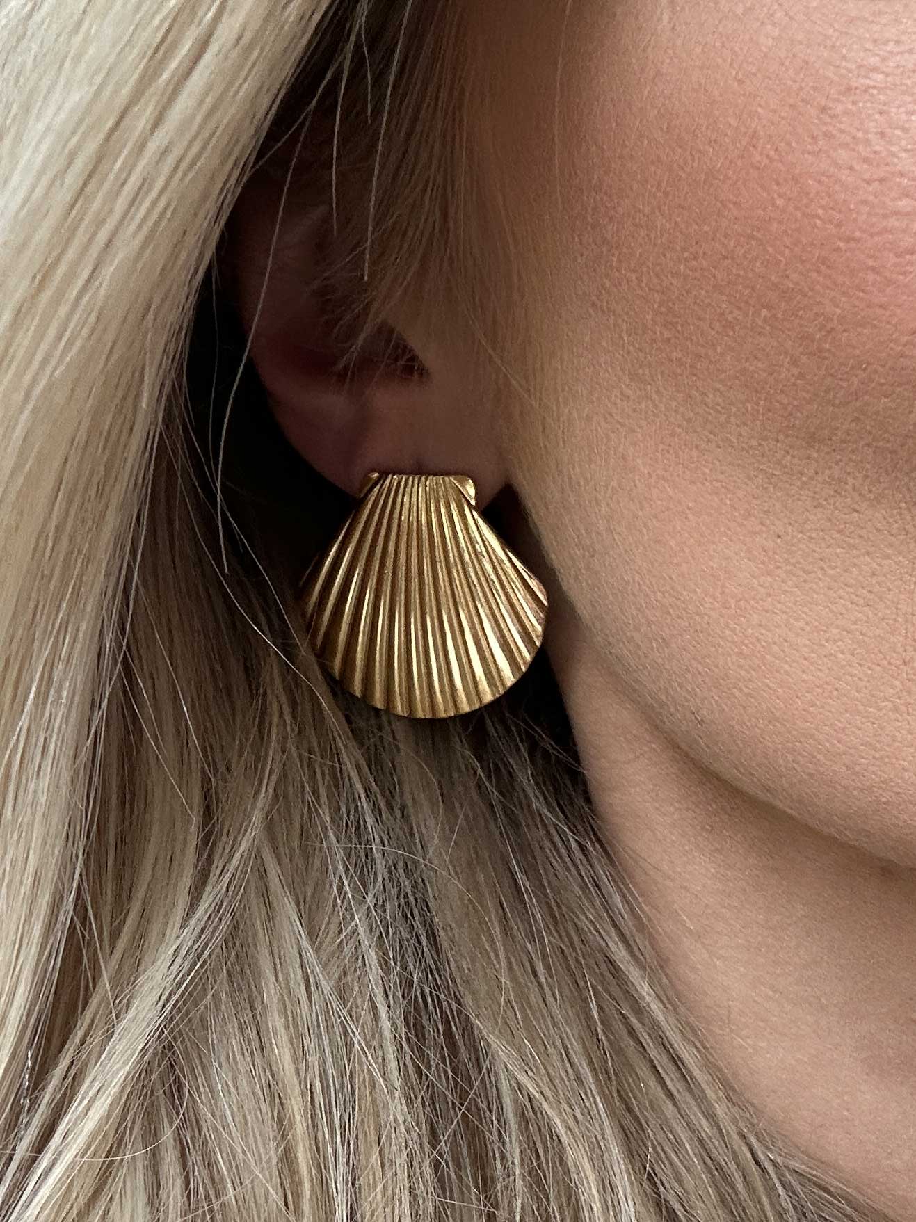 Imogen - Guldiga musselörhängen